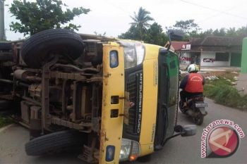 Truk bermuatan batu terguling menutup jalan