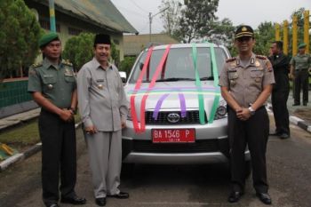 Pemkot Solok Serahkan Mobil Operasional TNI/Polri