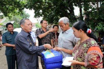 Sekda Muba serahkan bantuan kepada korban kebakaran