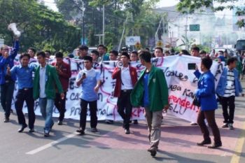 Puluhan Mahasiswa LKMM Gelar Unjuk Rasa