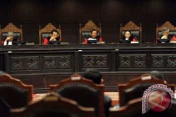 Mahfud Ingin KPK Hukum Akil Seberat-Beratnya