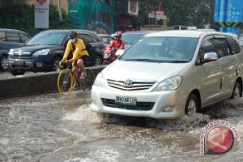 Tips Mengemudi Saat Hujan dan Banjir 