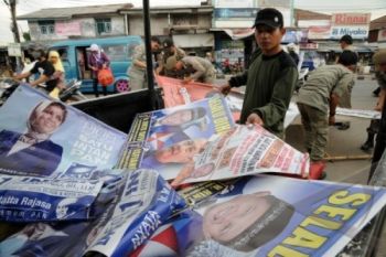 Puluhan  Alat Peraga Kampanye di Pekalongan di Tertibkan