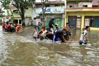Semarang Terendam Banjir Capai 80 Centimeter