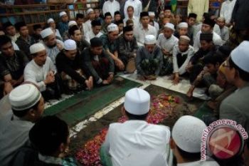 Komunitas Muslim Bali Shalat Gaib Kiai Sahal