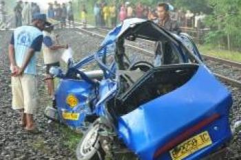 Taksi Tertabrak Kereta di Perlintasan Bandara Semarang