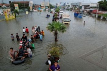 Pengungsi Banjir Kudus Dihibur Seni Barongan