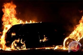 Mahasiswa Pamekasan Aksi Bakar Mobil Sendiri