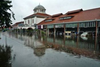 Terendam Banjir, Penumpang KA Diturunkan di Poncol