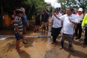 JK Kunjungi Korban Banjir Bandang Manado