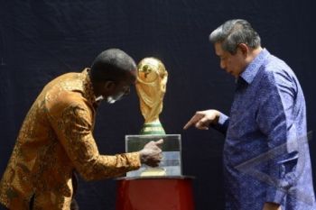 Presiden Sambut Trofi Piala Dunia Di Istana