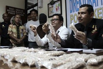 Petugas Tangkap Warga Malaysia Penyelundup 11.877 Ekstasi