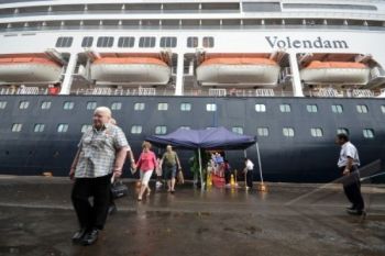Kapal Pesiar MV Volendam Kunjungi Makassar
