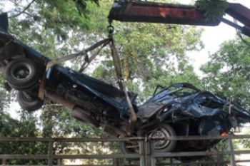 Muatan Trailer Timpa Truk/Joko Sulistyo
