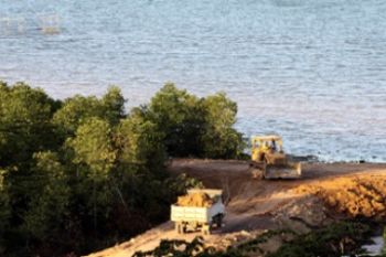 Penimbunan Laut/Joko Sulistyo