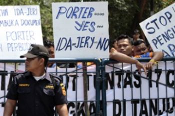 Porter Segel Bea Cukai/Joko Sulistyo