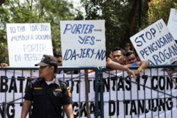 Ratusan Porter PBS Demo BC Batam