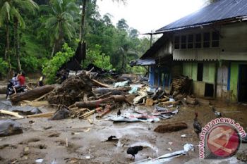 Belasan Rumah Rusak Diterjang Banjir Bandang Sambelia