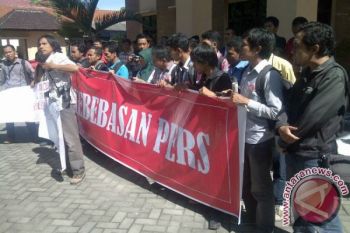 Wartawan NTB gelar aksi solidaritas di PN Mataram