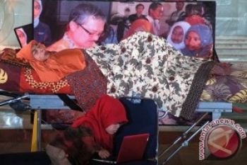 Presiden dan Ibu Ani Jenguk Een Sukaesih