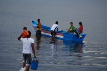 Logistik Pemilu Dikirim dengan Perahu "Compreng"