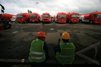 Tuntut Upah Lembur, Awak Angkutan BBM Mogok Beroperasi