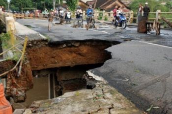 JEMBATAN NYARIS PUTUS