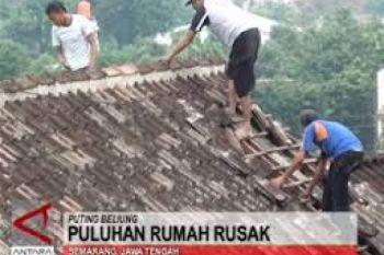 Angin Kencang Rusak Puluhan Rumah di Cilacap