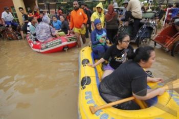 Puluhan Korban Banjir Semarang Dievakuasi