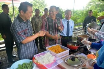 Ketua DPR Melihat Pembuatan Mie