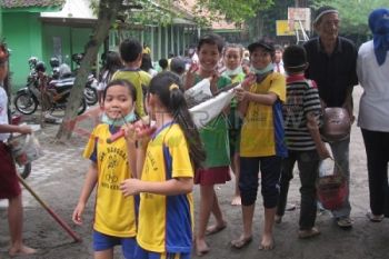 Kerja Bakti Bersihkan Sekolah 