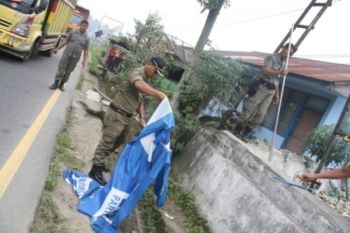 Tim Gabungan Tanah Datar Tertibkan Atribut Kampanye