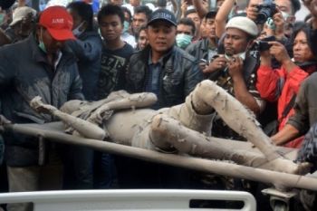 14 Korban Awan Panas Sinabung Dibawa Keluarga