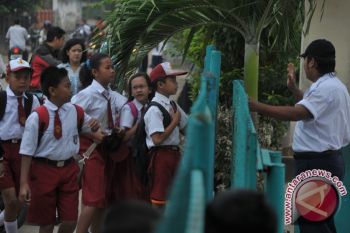 Wali murid  keluhkan kebijakan sekolah masuk pagi