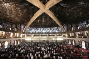 Warga Padang Manfaatkan Masjid Raya Sumbar untuk Beristirahat