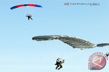 Warga Aceh Antusias Saksikan Terjun Payung TNI-AU