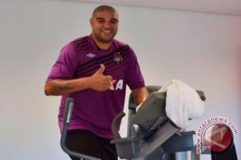 Absen Lama, Adriano Kembali  Ke Sepak Bola