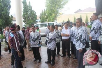Puluhan kepala sekolah datangi Pengadilan Baturaja     