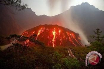 Terlihat Jelas Semburan Lava Pijar Gunung Kelud