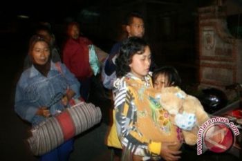 Gunung Kelud Meletus, Bandara Ditutup