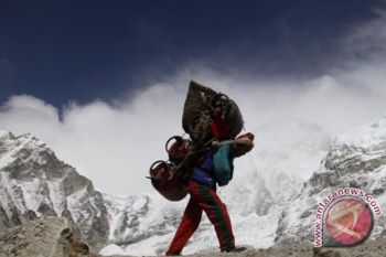 Nepal pangkas harga pendakian Gunung Everest