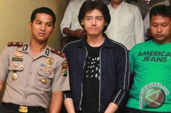  Roger Danuarta Ditemani Ibunya Selama Di Kantor Polisi