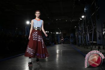 Desainer hadirkan rancangan eksentrik di London Fashion Week
