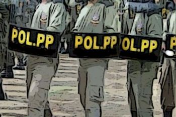 Satpol PP Tertibkan Pemandu Karaoke Di Bawah Umur