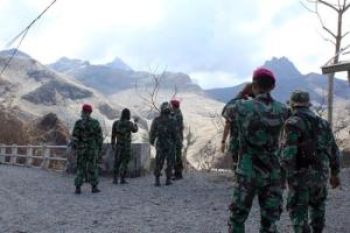 Marinir TNI AL Tembus Kawah Kelud