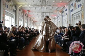 Desainer Corrie Nielsen debut di Paris