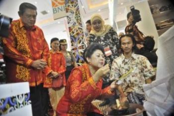 Ibu Ani Yudhoyono Belajar Membatik di Pekalongan