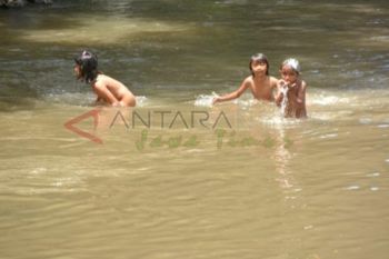 Mandi di Sungai Bedadung