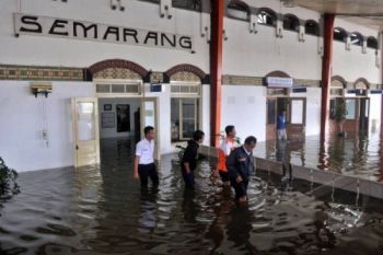 Stasiun Tawang Kembali Tergenang Banjir