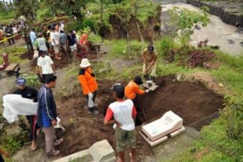 Curi Uang Tetangga, Makam Anak Korban KDRT Dibongkar
